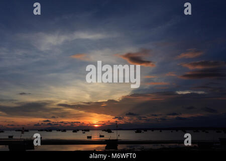 Bateau de pêche vietnamiens en silhouettes au coucher du soleil sur la mer Banque D'Images