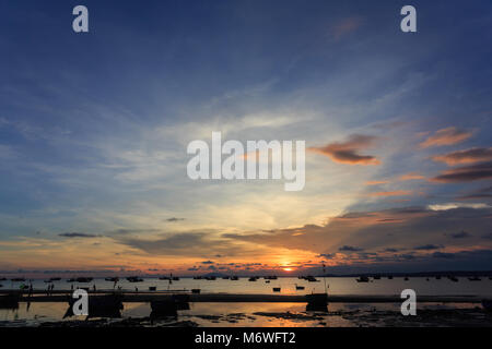 Bateau de pêche vietnamiens en silhouettes au coucher du soleil sur la mer Banque D'Images