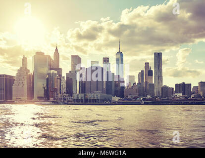 Manhattan vu depuis Brooklyn au coucher du soleil, aux teintes de couleur photo, New York City, USA. Banque D'Images