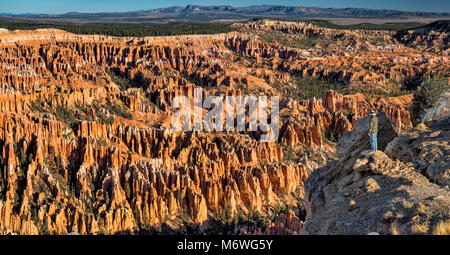 Bryce Amphitheater au lever du soleil, vue de Bryce Point, Bryce Canyon National Park, Utah, USA Banque D'Images
