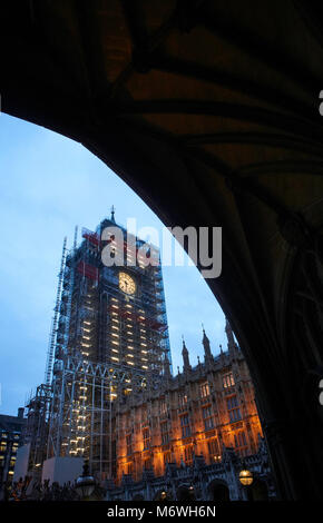 Palais de Westminster : Elizabeth Tower et Big Ben couverts d'échafaudages pendant la rénovation. Banque D'Images