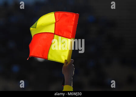 Faute de football drapeau sur l'arrière-plan des stands lors de match de football Banque D'Images