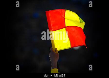 Faute de football drapeau sur l'arrière-plan des stands lors de match de football Banque D'Images