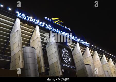 Vue de nuit sur la façade de la Santiago Bernabeu du Real Madrid Banque D'Images