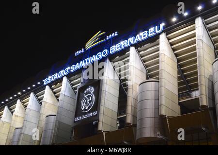 Vue de nuit sur la façade de la Santiago Bernabeu du Real Madrid Banque D'Images