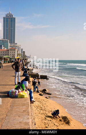 Vue verticale de personnes de vous détendre sur la plage de Galle Face à Colombo, Sri Lanka. Banque D'Images