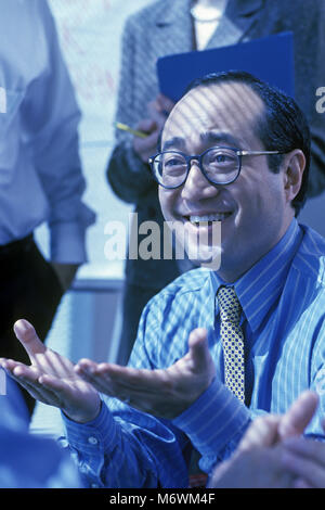 1998 PORTRAIT HISTORIQUE DE L'HOMME D'AFFAIRES ASIATIQUE SÉANCE DANS LA SALLE DE CONFÉRENCE Banque D'Images
