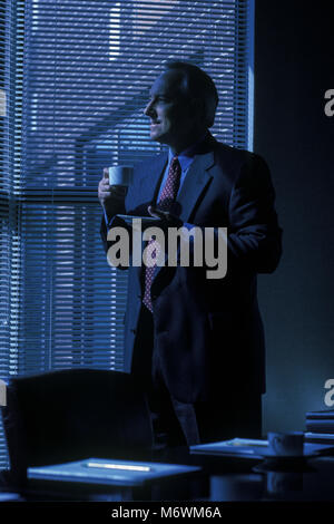 1998 PORTRAIT HISTORIQUE DE PERSONNES ÂGÉES CAUCASIAN BUSINESS MAN HOLDING TASSE DE CAFÉ DANS LA SALLE DE CONFÉRENCE Banque D'Images