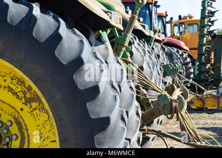 Les roues arrière du tracteur. Le tracteur. Les machines agricoles. Banque D'Images
