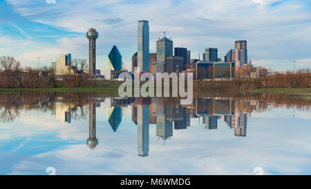 C'est la photo de Dallas skyline et sa réflexion sur la Trinity River pendant le coucher du soleil. Banque D'Images