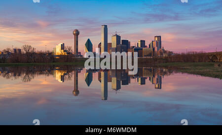 C'est la photo de Dallas skyline et sa réflexion sur la Trinity River pendant le coucher du soleil. Banque D'Images