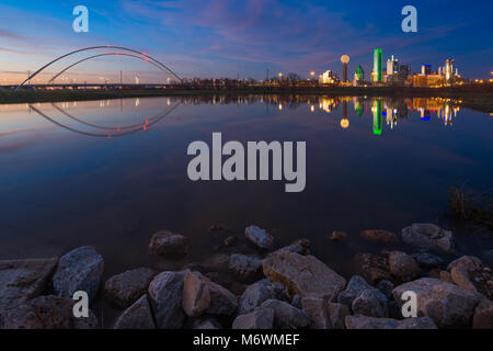 C'est la photo de Dallas skyline et sa réflexion sur la Trinity River pendant le coucher du soleil. Banque D'Images