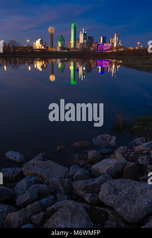 C'est la photo de Dallas skyline et sa réflexion sur la Trinity River pendant le coucher du soleil. Banque D'Images