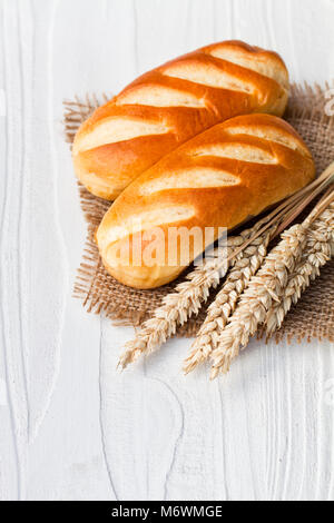 Petit loafs et des épis de blé sur le sac serviette Banque D'Images