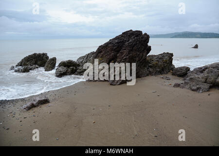 Les roches et surfez sur le littoral du Pacifique, près du village de Bahia Drake (baie Drake), sur la péninsule d'Osa près du Parc national Corcovado, Costa Rica. Banque D'Images