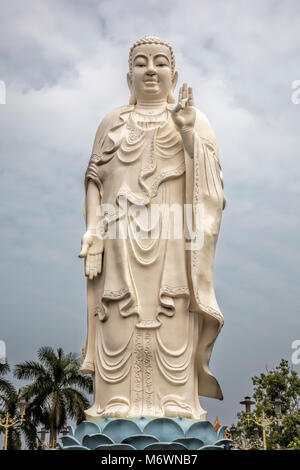 Statue de Bouddha Debout au Temple Vinh Trang Ville à Mytho, Delta du Mekong, Vietnam Banque D'Images