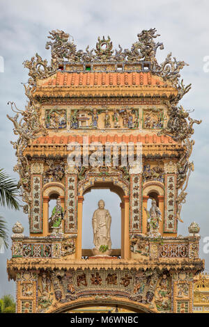 Entrée du temple bouddhiste au Temple Vinh Trang Ville à Mytho, Delta du Mekong, Vietnam Banque D'Images