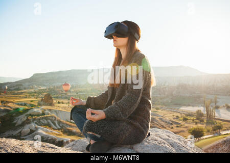 Femme avec des lunettes de réalité virtuelle. La future technologie concept. La technologie de l'imagerie moderne. Banque D'Images