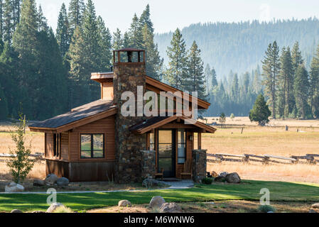 A luxury cabin dans la prairie au Highlands Ranch Resort situé juste en dehors de Lassen Volcanic National Park, en Californie. Banque D'Images