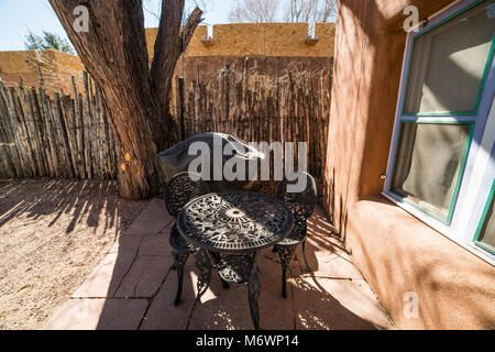 Un Patio en Santa Fe, Nouveau Mexique dans un adobe rouge accueil au coeur du centre-ville. Banque D'Images