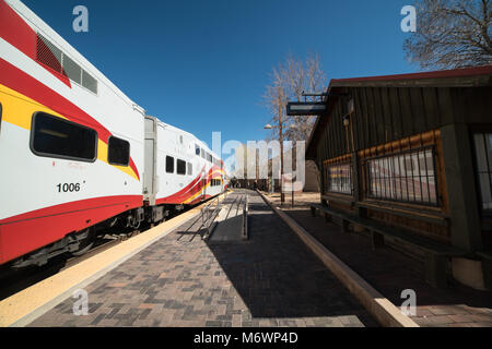 Le rail runner train à Santa Fe, Nouveau Mexique gare sur un ciel bleu jour dans l'après-midi. Banque D'Images