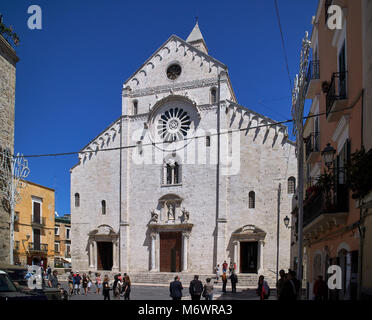 L'Europe, Italie, Pouilles, Bari ville, la vieille ville, la cathédrale et la piazza San Sabino Odegitria, Dell est catholique et c'est dédiée à Saint Nicolas le pèlerin. Sa construction a commencé à la fin de la XI e siècle : l'église est un bel exemple de ce qu'on appelle l'architecture romane. Banque D'Images