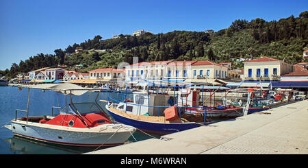 L'Europe, Grèce, Macédoine, port de Katakolon, petit bateau de pêche , Restaurant Banque D'Images