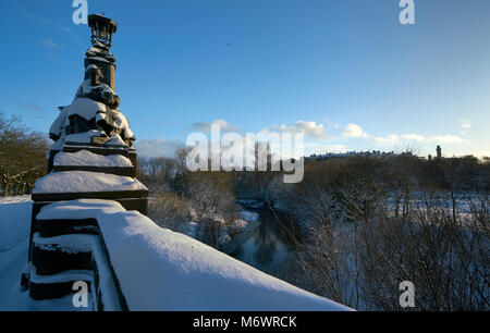 Des statues en bronze de façon Kelvin Glasgow Pont couvert de neige après une forte tempête de neige Banque D'Images