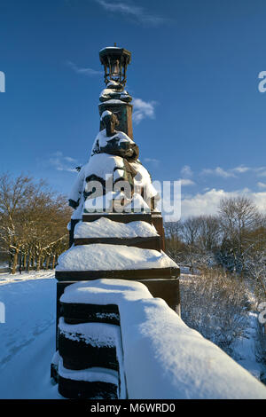 Des statues en bronze de façon Kelvin Glasgow Pont couvert de neige après une forte tempête de neige Banque D'Images