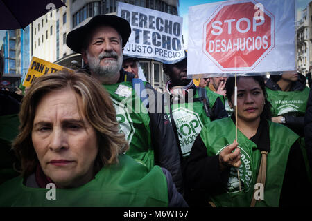 Madrid, Espagne. 3e Mar, 2018. Vu les panneaux affichés par les manifestants.Des centaines de personnes sont descendues dans la rue de Madrid à la demande pour un logement accessible et équitable pour tous et stopper la spéculation des banques et de l'immobilier et d'un droit inaliénable de chaque citoyen. Crédit : Mario Roldan 5 .jpg Images/SOPA/ZUMA/Alamy Fil Live News Banque D'Images