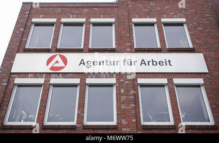 22 février 2018, l'Allemagne, Schwerin : vue sur l'agence pour l'emploi allemand 'Agentur fuer Arbeit'. Premier Ministre du Mecklembourg-Poméranie-Occidentale, Schwesig du Parti Social-démocrate (SPD), compte sur une augmentation de l'emploi grâce à la numérisation et s'attend à ce que beaucoup plus d'offres pour les chômeurs de longue durée dans les communes. Photo : Daniel Bockwoldt/dpa Banque D'Images