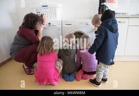 02 février 2018, Allemagne, Berlin : Maternelle Kathrin Kulenisch enseigne aux enfants à l 'Galileo' pépinière à propos de la technologie numérique à l'aide d'instructions sur une machine à laver. La fondation "Maison des petits chercheurs" est financé par le gouvernement fédéral et offre des cours de formation pour les enseignants,. Photo : Jörg Carstensen/dpa Banque D'Images