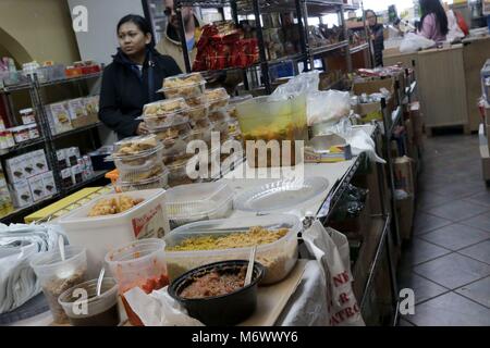 New York, NY, US. 6ème. Mar, 2018. Chaque mardi, Java Indo, une épicerie à Elmhurst, Queens, se transforme en l'un des plus petits de la ville de New York restaurants. Anastasia Dewi Tjahjadi Chef, fait un plat unique pour son hebdomadaire pop-up restaurant, Warung Selasa, servir son plat de 1 à 20 h, le long d'une des deux isles dans la petite épicerie de l'Indonésie. Il n'y a pas de signes alertant les passants ; les clients viennent par le bouche-à-bouche, la plupart du temps des autres immigrants indonésiens dans le quartier qui sont des fans de longue date de Mme Tjahjadi's à partir de quand elle cuit à la java avec obturateur à proximité Village restaurant. Le chef, ouverte Banque D'Images