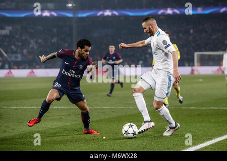 Paris, France, le 6 mars 2018. Karim Benzema (Real Madrid) entraîne l'avant sur la balle Dani Alves (PSG), UCL Champions League match entre PSG vs Real Madrid au Parc des Princes : Crédit Gtres información más Comuniación sur ligne, S.L./Alamy Live News Banque D'Images