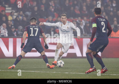 Paris, France, le 6 mars 2018. Cristiano Ronaldo (Real Madrid) entraîne l'avant sur la balle Yuri Berchiche (PSG), UCL Champions League match entre PSG vs Real Madrid au Parc des Princes : Crédit Gtres información más Comuniación sur ligne, S.L./Alamy Live News Banque D'Images