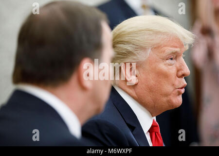 Washington, USA. Mar 6, 2018. Le Président américain Donald Trump (R) parle d'une réunion avec le Premier Ministre Suédois Stefan Lofven à la Maison Blanche à Washington, DC, États-Unis, le 6 mars 2018. Credit : Ting Shen/Xinhua/Alamy Live News Banque D'Images