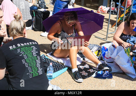 Adelaide en Australie. 7 mars 2018. Les jeunes fans queue pendant des heures dans le planeur de la chaleur et des températures élevées à l'extérieur de l'Adelaide Oval de voir la pop star Ed Sheeran vendus sur le rendement 7 mars Crédit : amer ghazzal/Alamy Live News Banque D'Images