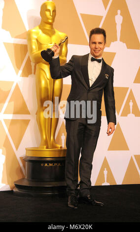 Los Angeles, Californie, USA. 4e Mar, 2018. 4 mars 2018 - Los Angeles, Californie USA - l'Acteur SAM ROCKWELL, avec l'Oscar du Meilleur Acteur pour ''trois panneaux d'Extérieur Ebbing Missouri'' à la 90e Academy Awards- Salle de presse tenue au Hollywood & Highland Center, Hollywood, Los Angeles. Crédit : Paul Fenton/ZUMA/Alamy Fil Live News Banque D'Images