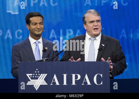 Washington, DC, USA. Mar 6, 2018. CARLOS CURBELO, représentant des États-Unis (R) pour le 26e district de la Floride, et JOHN CULBERSON, représentant des États-Unis (R) pour le 7e district du Texas, parlant à l'AIPAC (American Israël Public Affairs Committee) Conférence politique à la Walter E. Washington Convention Center à Washington, DC, le 6 mars 2018 Crédit : Michael Brochstein/ZUMA/Alamy Fil Live News Banque D'Images