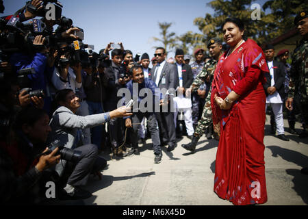 7 mars 2018 - Katmandou, Népal - Président Bidhya Devi Bhandari parle aux médias après l'enregistrement de sa candidature à l'élection présidentielle au Parlement fédéral à Katmandou (Népal) le Mercredi, Mars 07, 2018. (Crédit Image : © Gautam Skanda via Zuma sur le fil) Banque D'Images