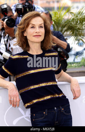 Cannes, France. 13 mai, 2009. L'actrice française Isabelle Huppert et président du jury Le Jury assiste à une séance de photos durant le 62e Festival du Film de Cannes, France, 13 mai 2009. Le film festival aura lieu du 13 au 24 mai 2009. Credit : Hubert Boesl | worldwide/dpa/Alamy Live News Banque D'Images