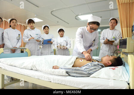 Shijiazhuang, Shijiazhuang, Chine. 7 mars, 2018. Shijiazhuang, Chine 7 mars 2018 : assister à un concours de compétences infirmières dans un hôpital depas la Journée internationale des femmes à Shijiazhuang, Chine du Nord, Province de Hebei. Crédit : SIPA Asie/ZUMA/Alamy Fil Live News Banque D'Images