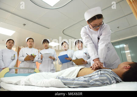 Shijiazhuang, Shijiazhuang, Chine. 7 mars, 2018. Shijiazhuang, Chine 7 mars 2018 : assister à un concours de compétences infirmières dans un hôpital depas la Journée internationale des femmes à Shijiazhuang, Chine du Nord, Province de Hebei. Crédit : SIPA Asie/ZUMA/Alamy Fil Live News Banque D'Images