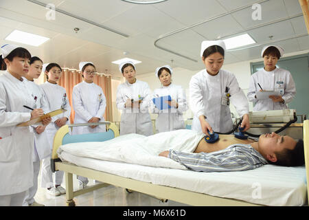 Shijiazhuang, Shijiazhuang, Chine. 7 mars, 2018. Shijiazhuang, Chine 7 mars 2018 : assister à un concours de compétences infirmières dans un hôpital depas la Journée internationale des femmes à Shijiazhuang, Chine du Nord, Province de Hebei. Crédit : SIPA Asie/ZUMA/Alamy Fil Live News Banque D'Images