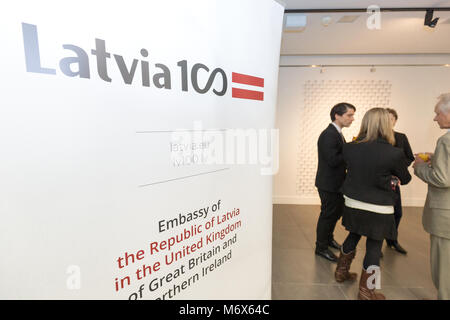 Londres, Royaume-Uni. 06 mars 2018. Affiche de la Lettonie 100 à l'exposition d'Art 'Frontières' par artiste Arturs Analts. © Laura De Meo/ Alamy Live News Banque D'Images