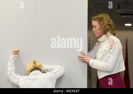 Londres, Royaume-Uni. 06 mars 2018. Les interprètes dansent dans le cadre de l'exposition d'art contemporain ' ' les frontières - par l'artiste letton Arturs Analts, pour le centenaire de la Lettonie. © Laura De Meo/ Alamy Live News Banque D'Images