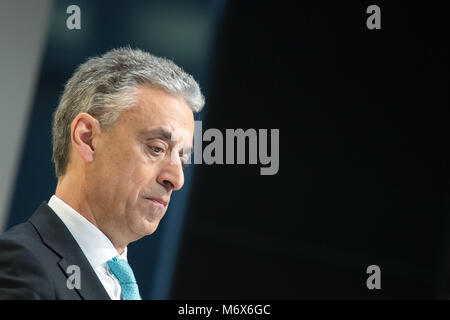 07 mars 2018, Allemagne, Bonn : Frank Appel, le président du conseil de la "Deutsche Post DHL Group', l'allemand et le service postal international courier service company, prend part au cours de la solde annuelle de l'entreprise conférence de presse. La société cotée sur le marché boursier allemand annonce ses résultats d'affaires 2017 et perspectives pour 2018. Photo : Federico Gambarini/dpa Banque D'Images