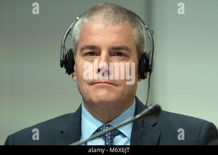 07 mars 2018, Allemagne, Bonn : John Gilbert, membre du conseil de la "Deutsche Post DHL Group', le service postal allemand et international courier service company, prend part au cours de la solde annuelle de l'entreprise conférence de presse. La société cotée sur le marché boursier allemand annonce ses résultats d'affaires 2017 et perspectives pour 2018. Photo : Federico Gambarini/dpa Banque D'Images