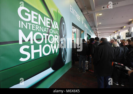 07 mars 2018, Suisse, Genève : Les visiteurs se réunissent en face de l'entrée de la salle lors de la 2e Journée de la presse au Salon Automobile de Genève 2018. Le salon de Genève se déroule du 8 mars au 18 mars 2018. Photo : Uli Deck/dpa Banque D'Images