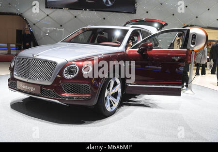 07 mars 2018, Suisse, Genève : Une Bentley Bentayga hybride est sur l'affichage lors de la 2e Journée de la presse au Salon Automobile de Genève 2018. Le salon de Genève se déroule du 8 mars au 18 mars 2018. Photo : Uli Deck/dpa dpa : Crédit photo alliance/Alamy Live News Banque D'Images